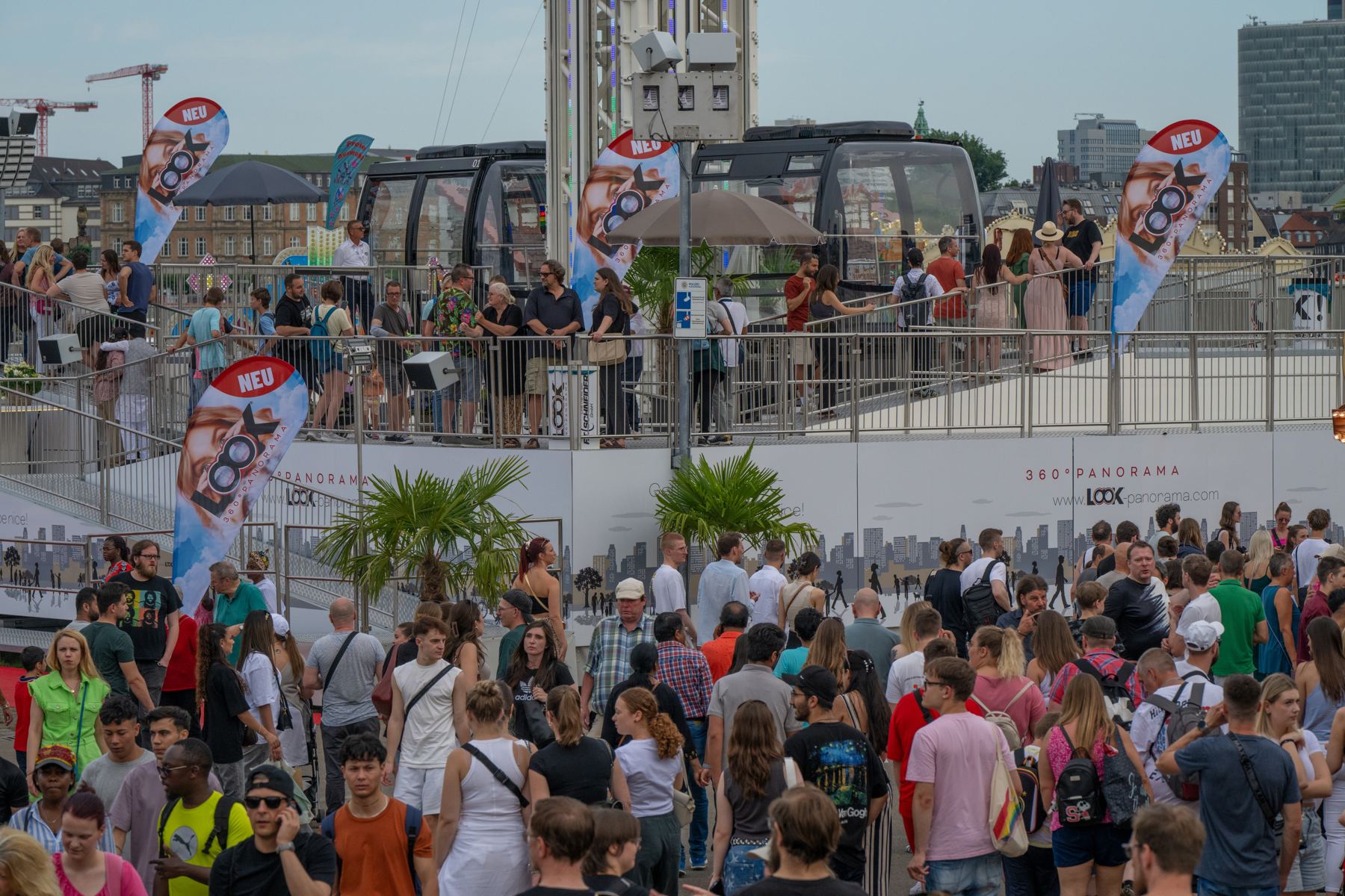 Uitzicht vanuit de gondel op de bezoekersstromen beneden