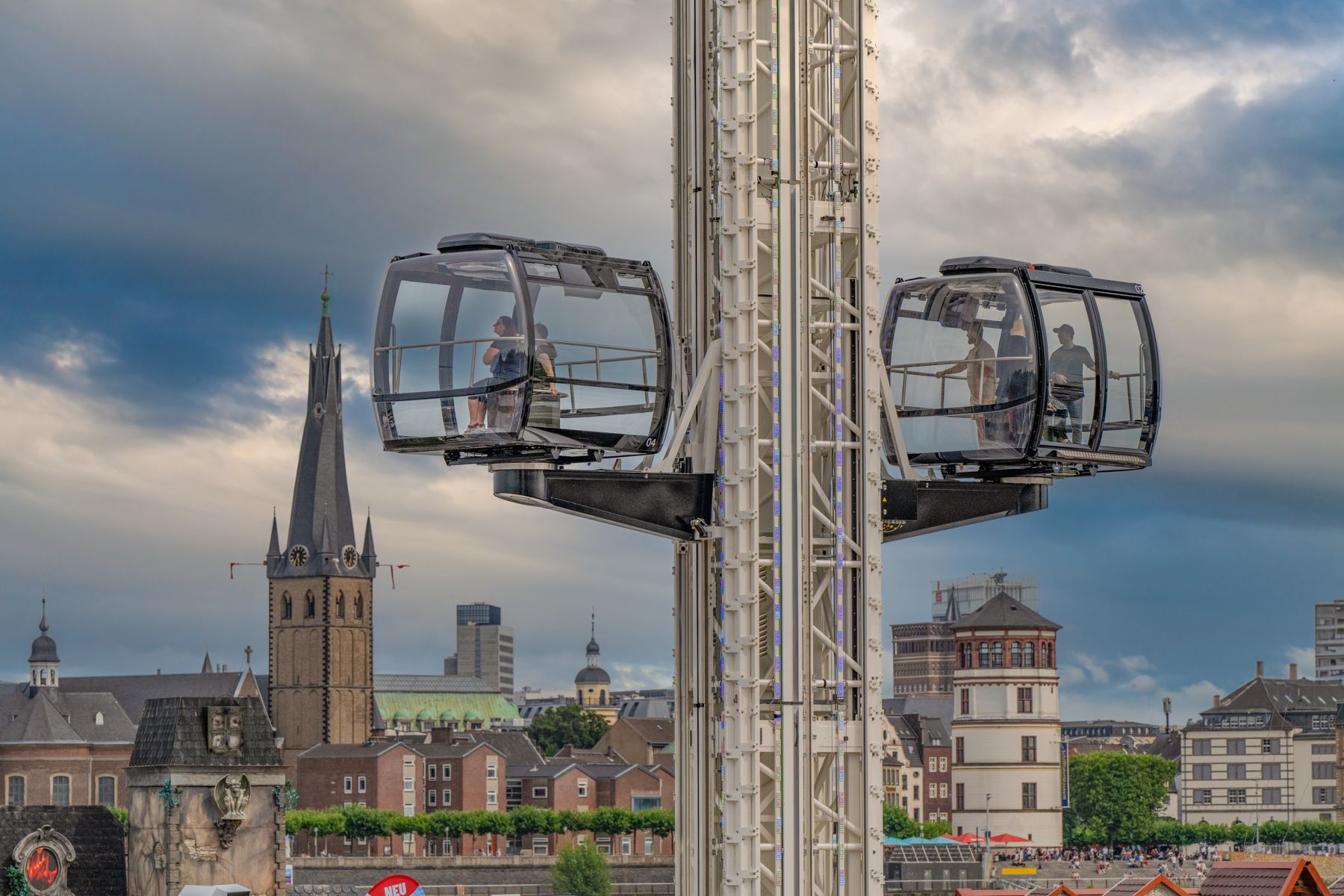 Gondel van de uitkijktoren boven de skyline van Düsseldorf